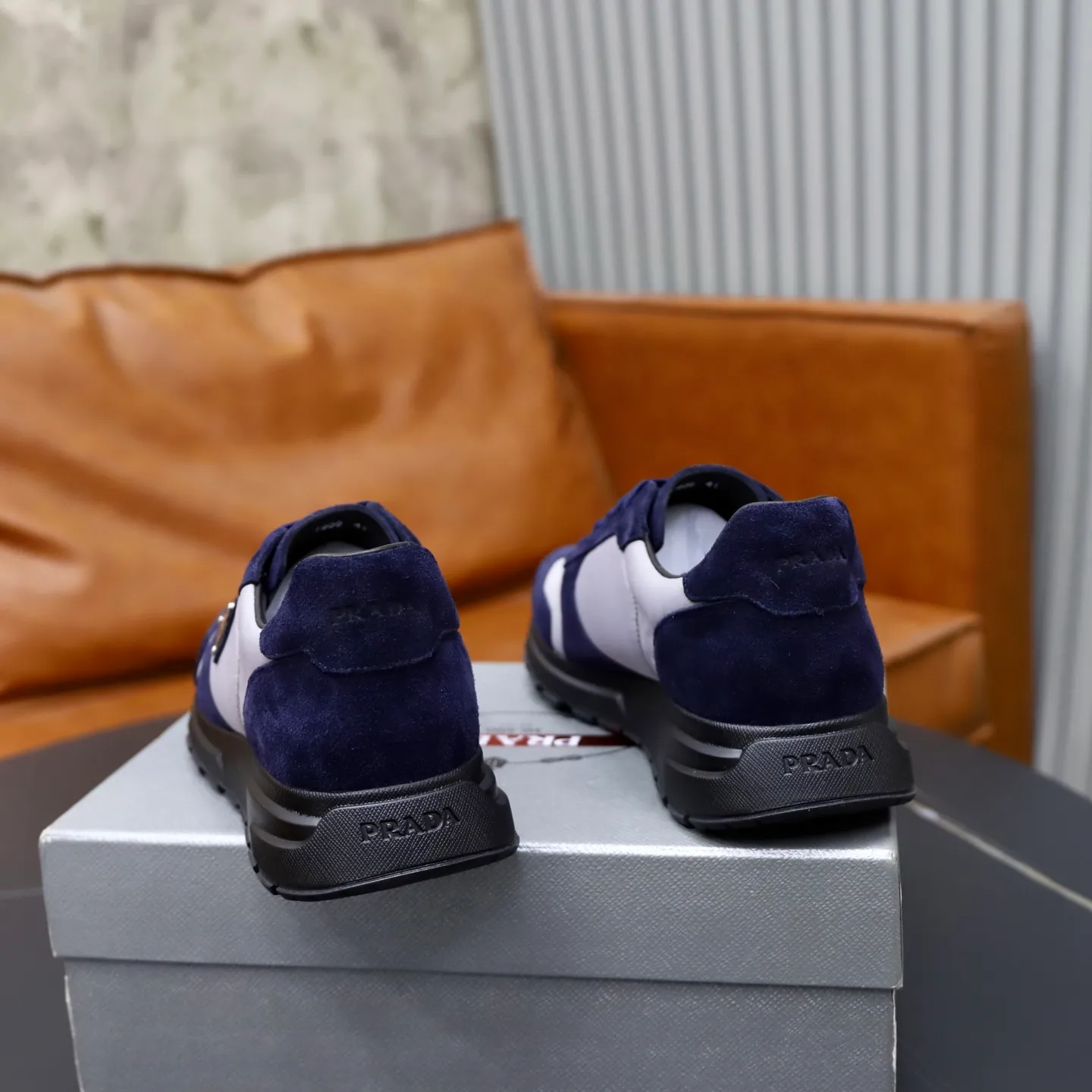 Factory price: 600💰Cow leather lining Brand: PRADA (Prada) Standard code: Men's size 38/44 (45 can be customized) Grade: Same as the official website Material: Original cowhide splicing imported cowhide lining Original combination two-color wear-resistant soft outsole Style category: Leisure and sports version Young fashion European and American trend British style Color: Real picture color